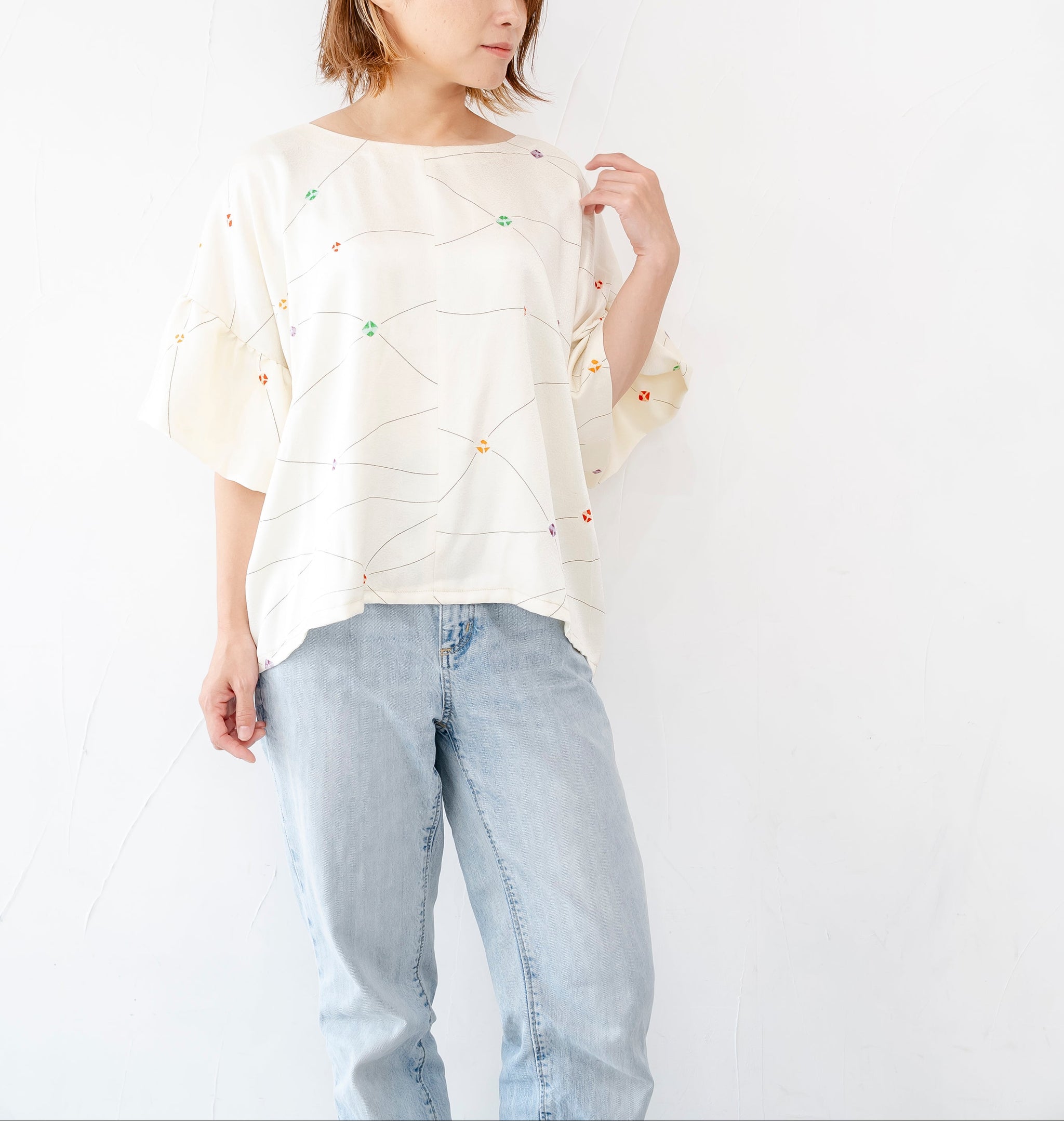 オフホワイト　やわらかシルクトップス　ふんわり袖とやさしい着心地K123