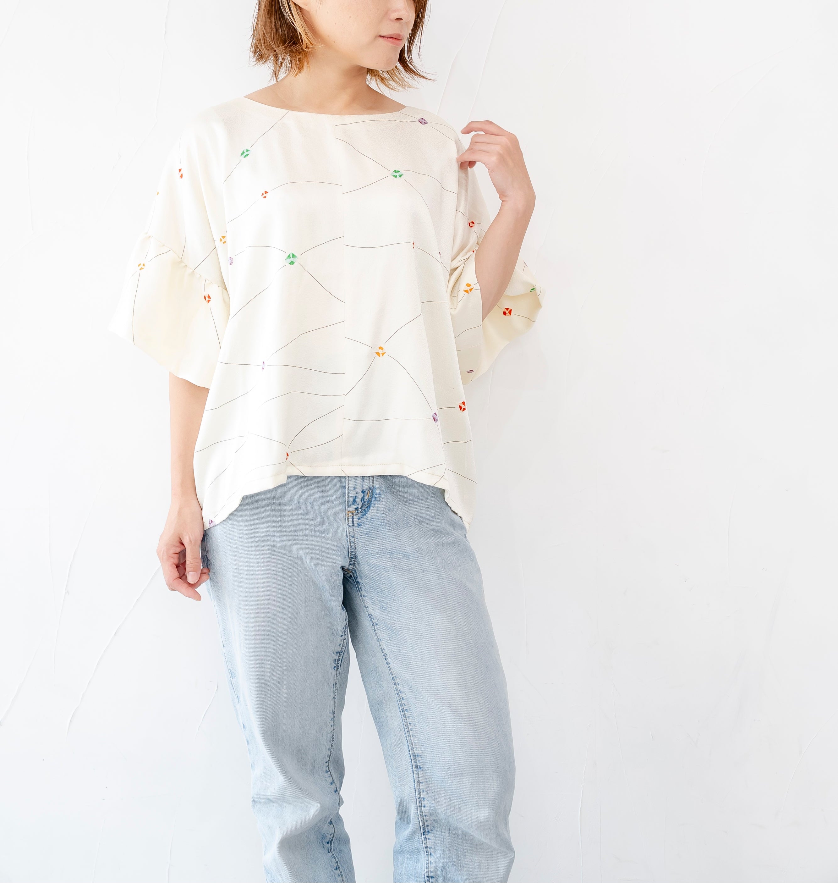 オフホワイト　やわらかシルクトップス　ふんわり袖とやさしい着心地K123