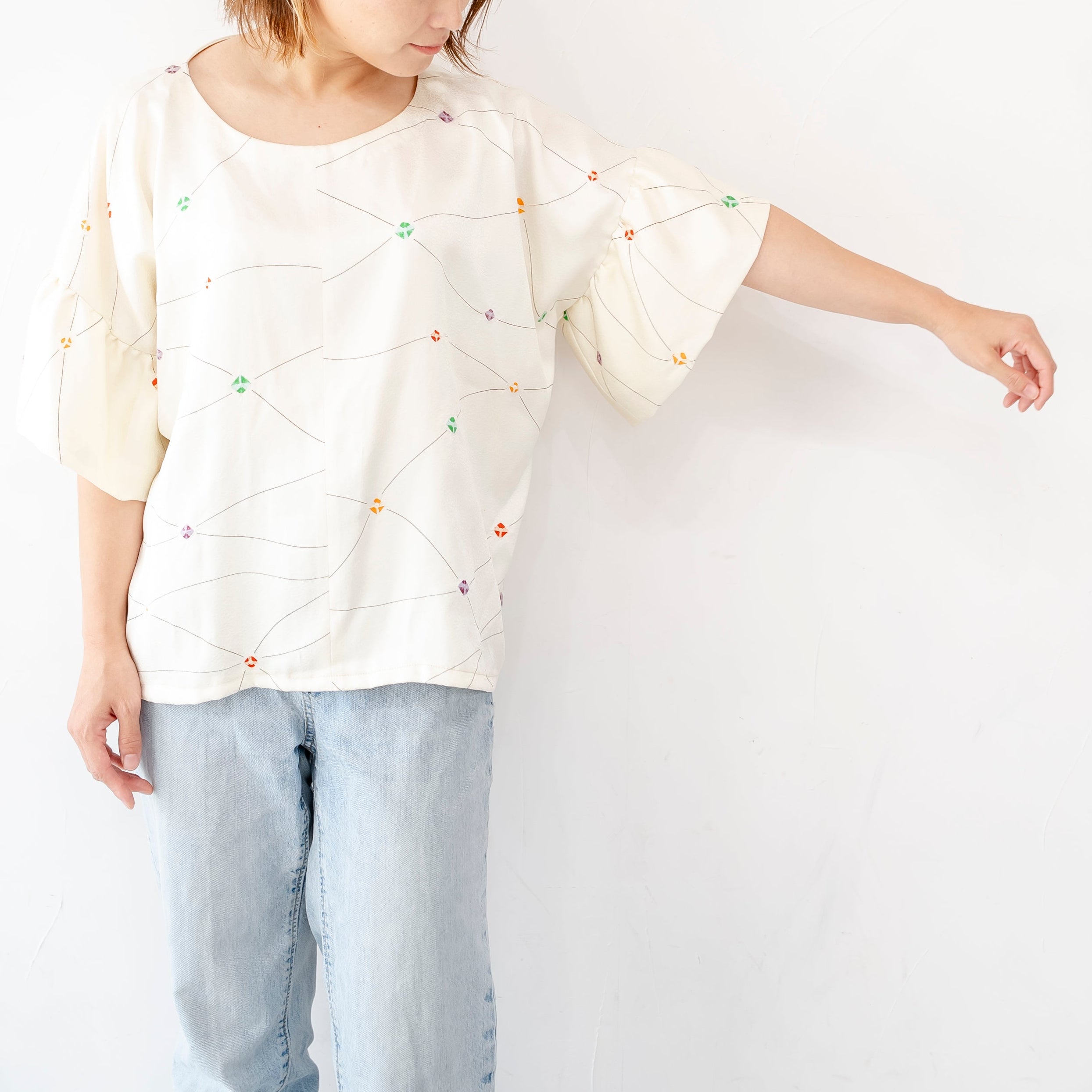 オフホワイト　やわらかシルクトップス　ふんわり袖とやさしい着心地K123