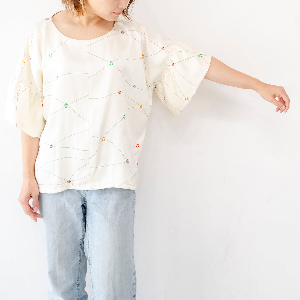 オフホワイト　やわらかシルクトップス　ふんわり袖とやさしい着心地K123