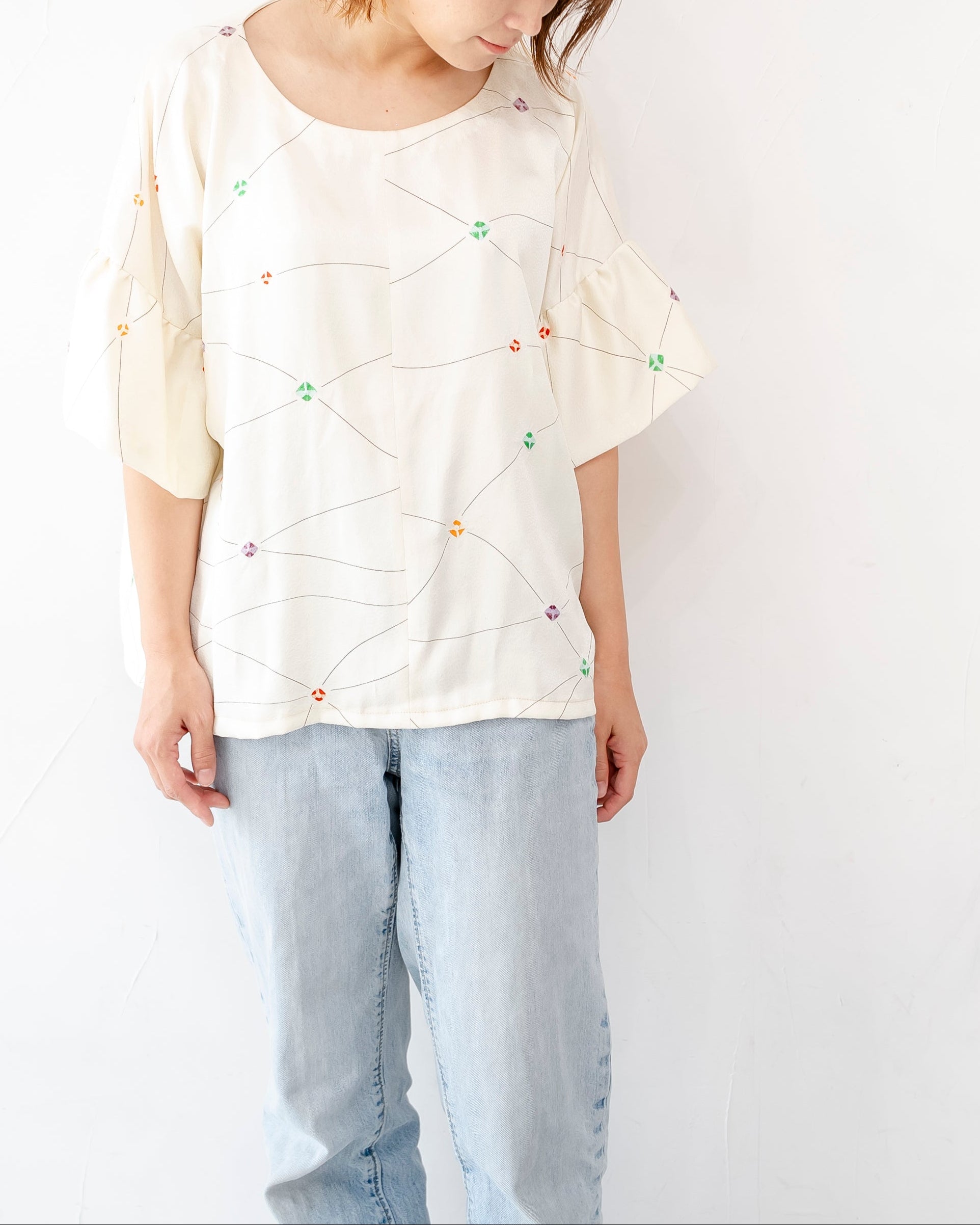 オフホワイト　やわらかシルクトップス　ふんわり袖とやさしい着心地K123