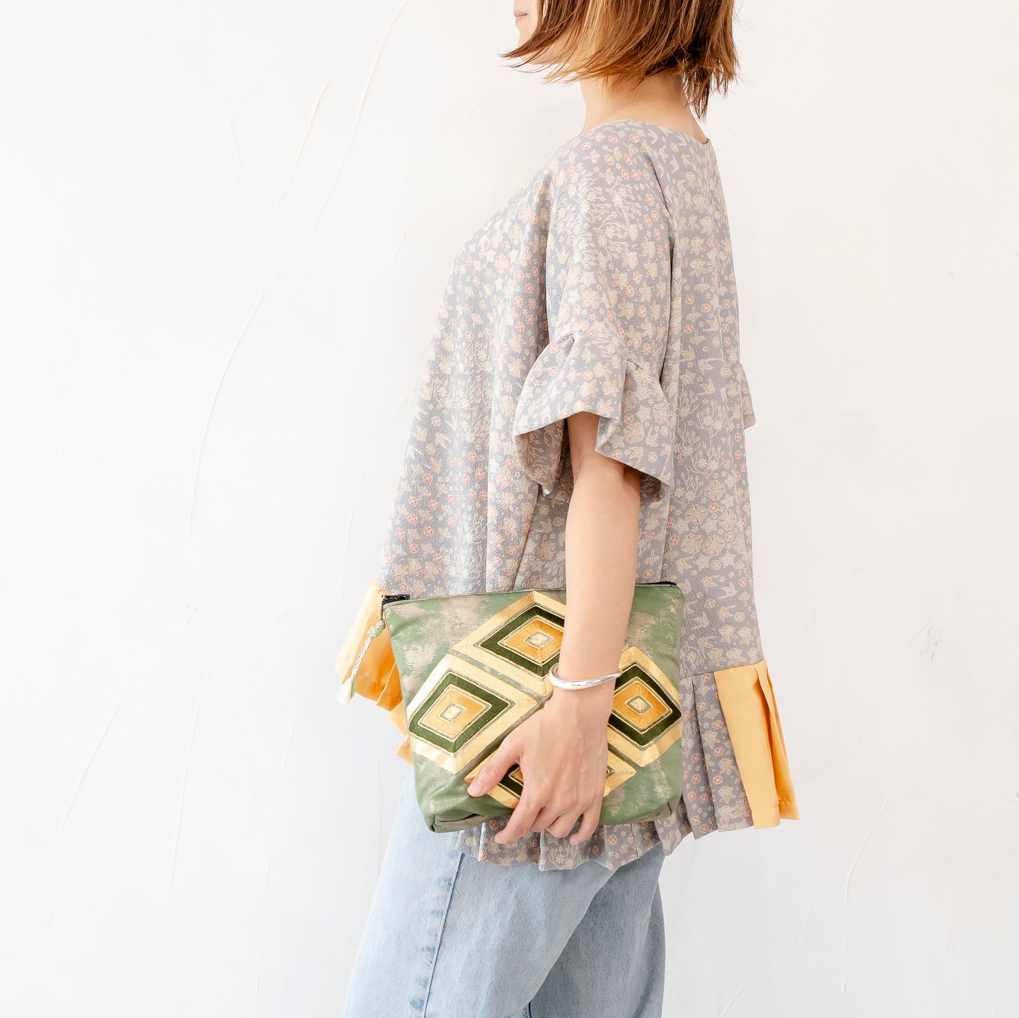 ベージュでやわらかなトップス　総柄　ふんわり裾幅　K124