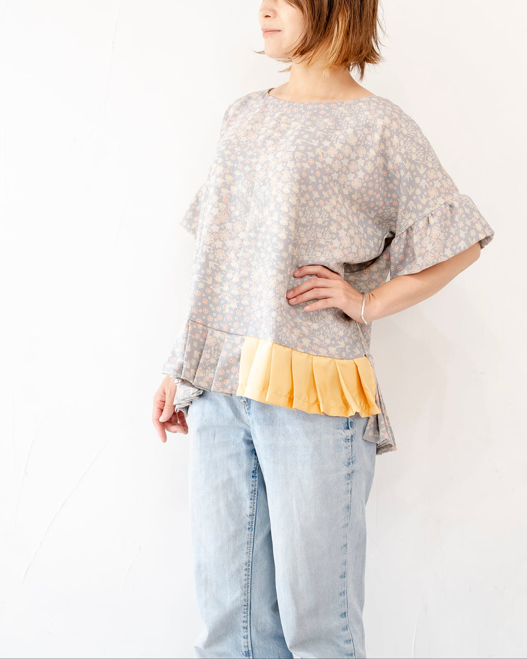 ベージュでやわらかなトップス　総柄　ふんわり裾幅　K124