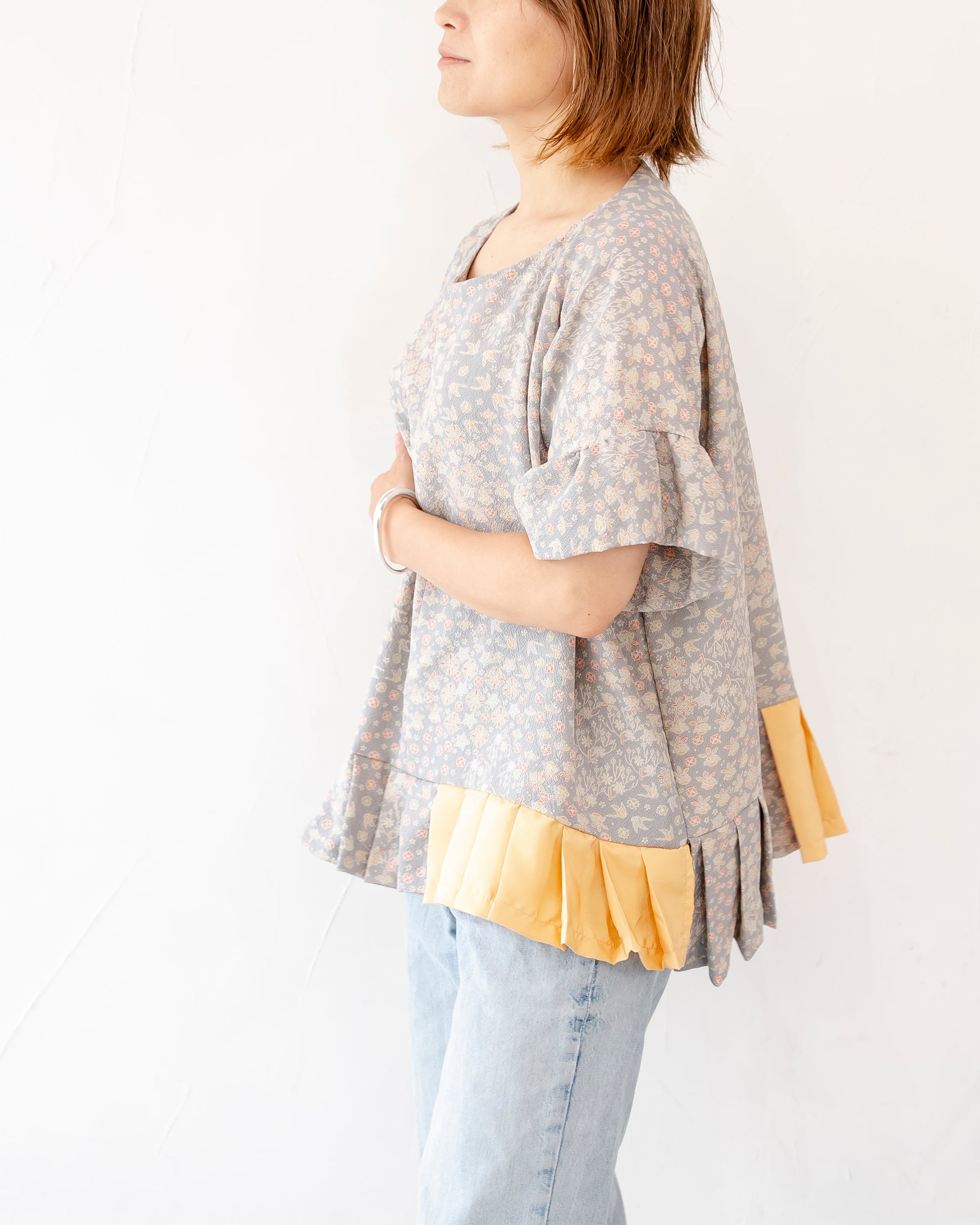 ベージュでやわらかなトップス　総柄　ふんわり裾幅　K124