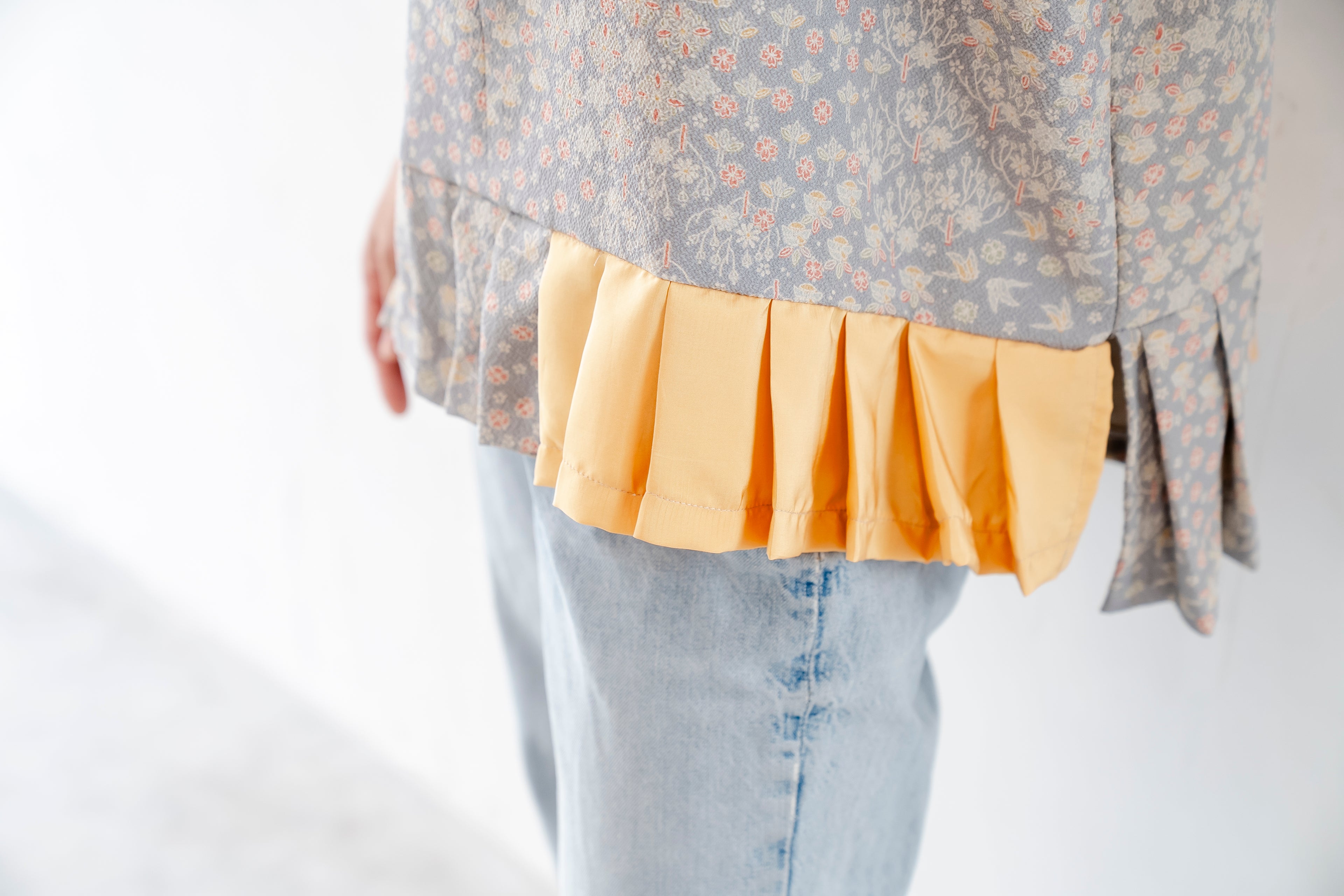 ベージュでやわらかなトップス　総柄　ふんわり裾幅　K124