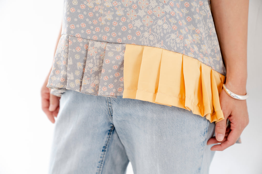 ベージュでやわらかなトップス　総柄　ふんわり裾幅　K124