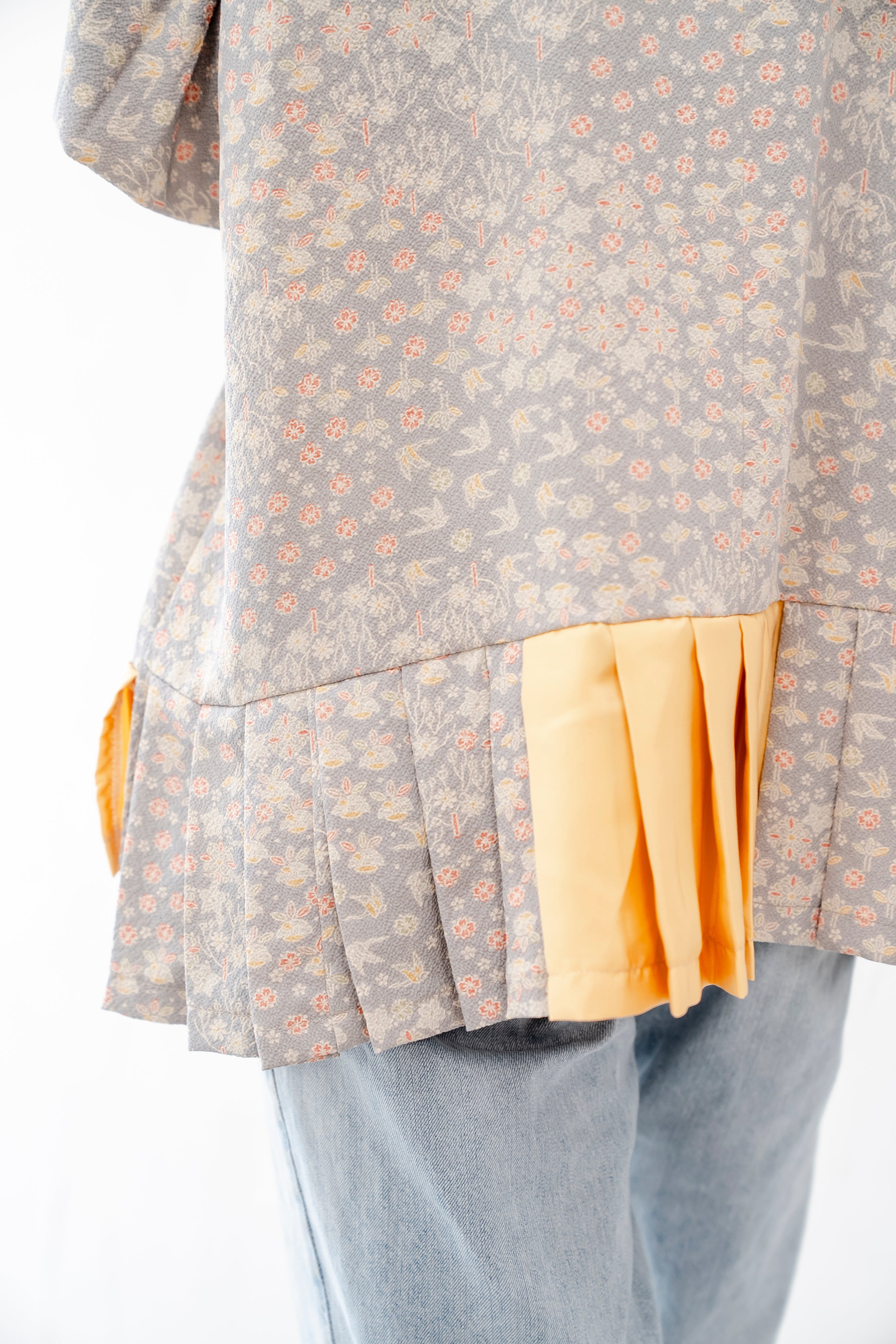 ベージュでやわらかなトップス　総柄　ふんわり裾幅　K124