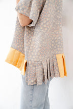 ベージュでやわらかなトップス　総柄　ふんわり裾幅　K124