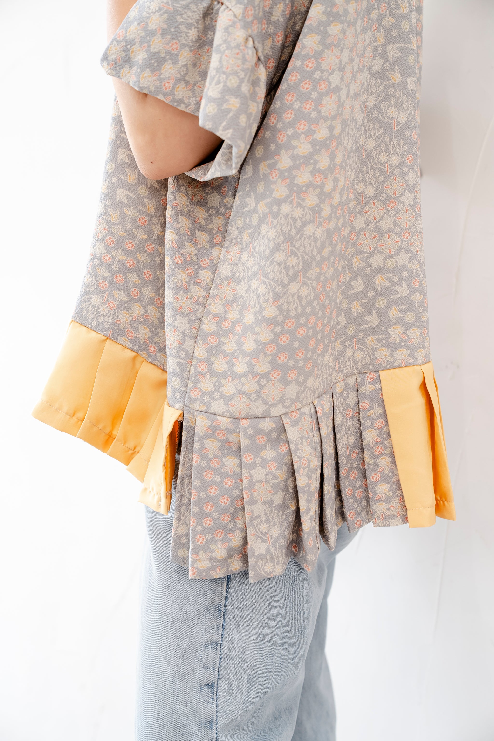 ベージュでやわらかなトップス　総柄　ふんわり裾幅　K124