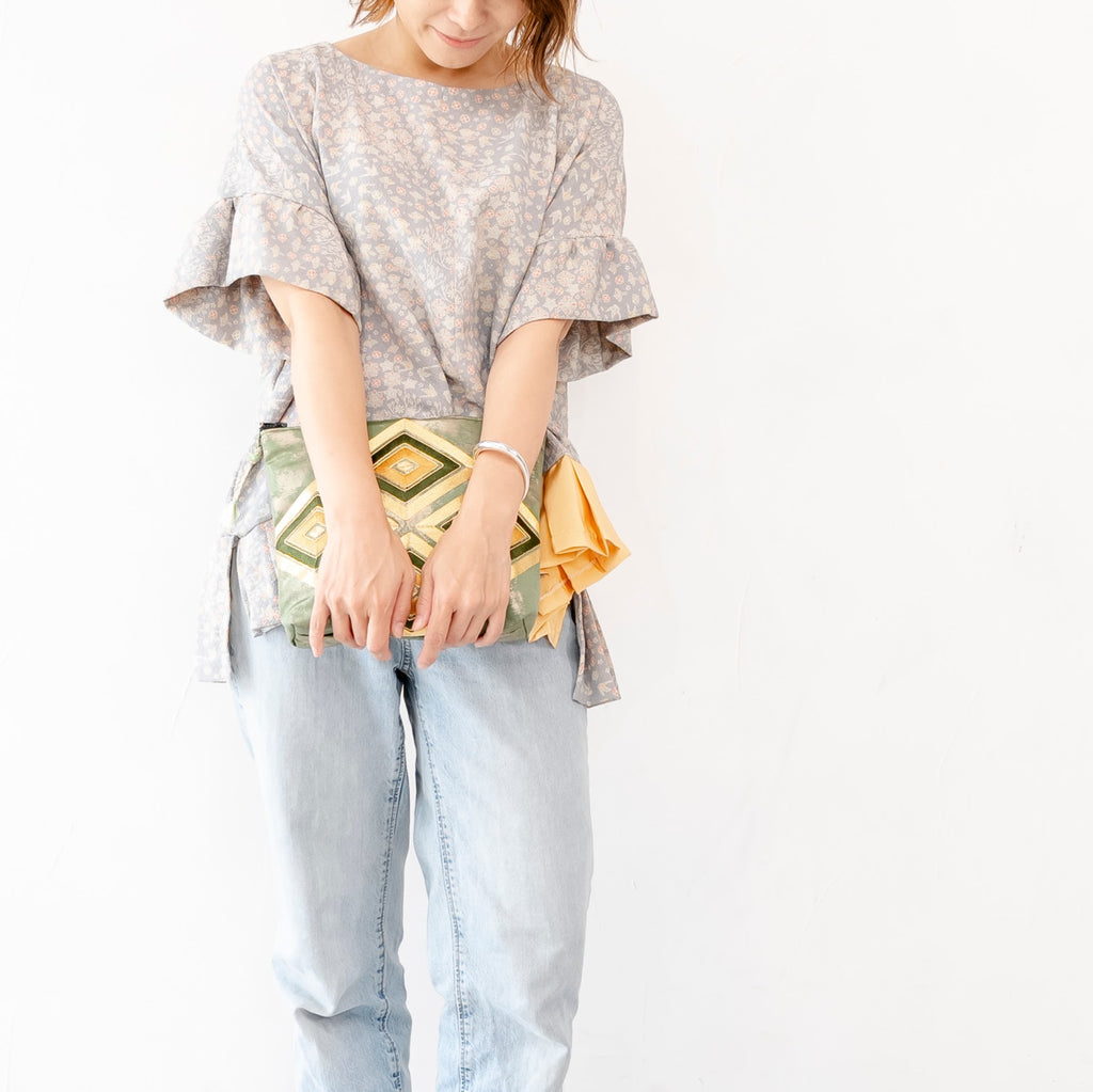 落ち着いた雰囲気のポーチ　ひし形　薄青色　K096