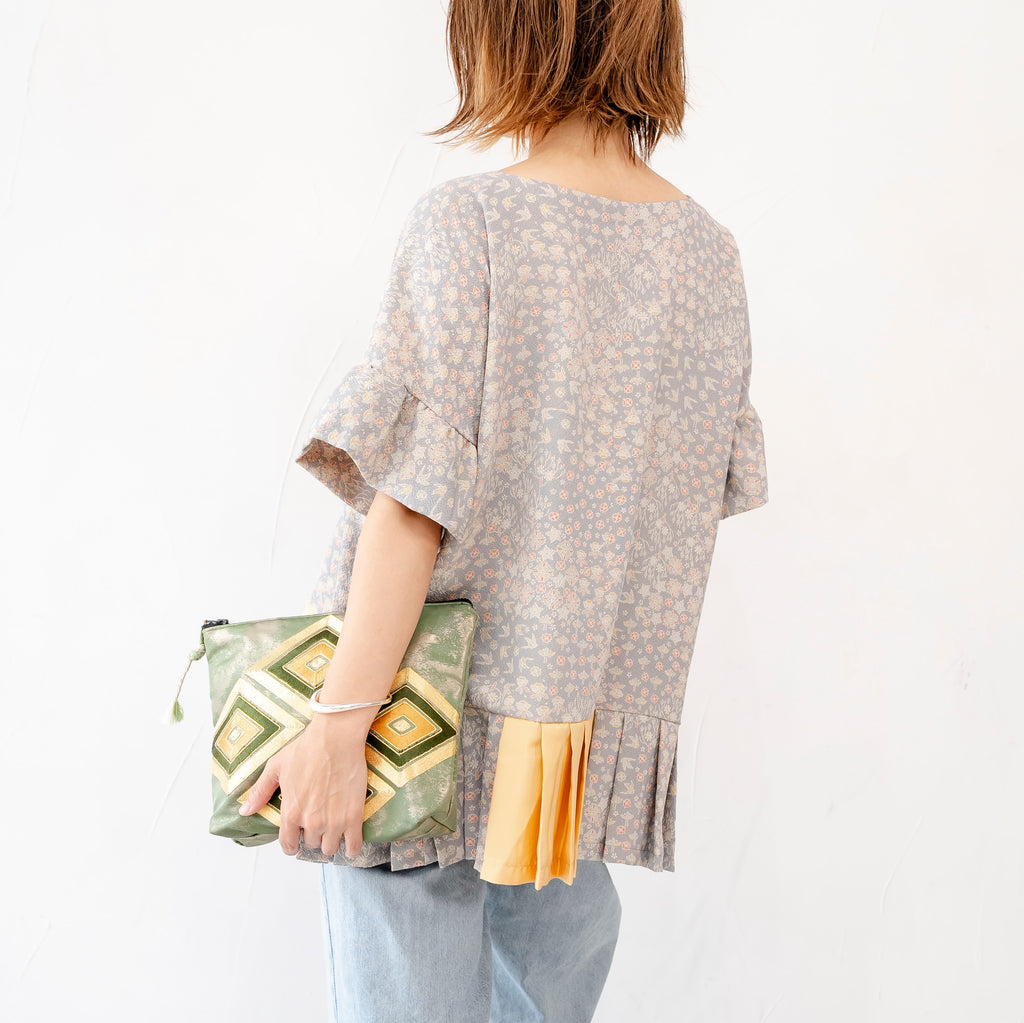 落ち着いた雰囲気のポーチ　ひし形　薄青色　K096