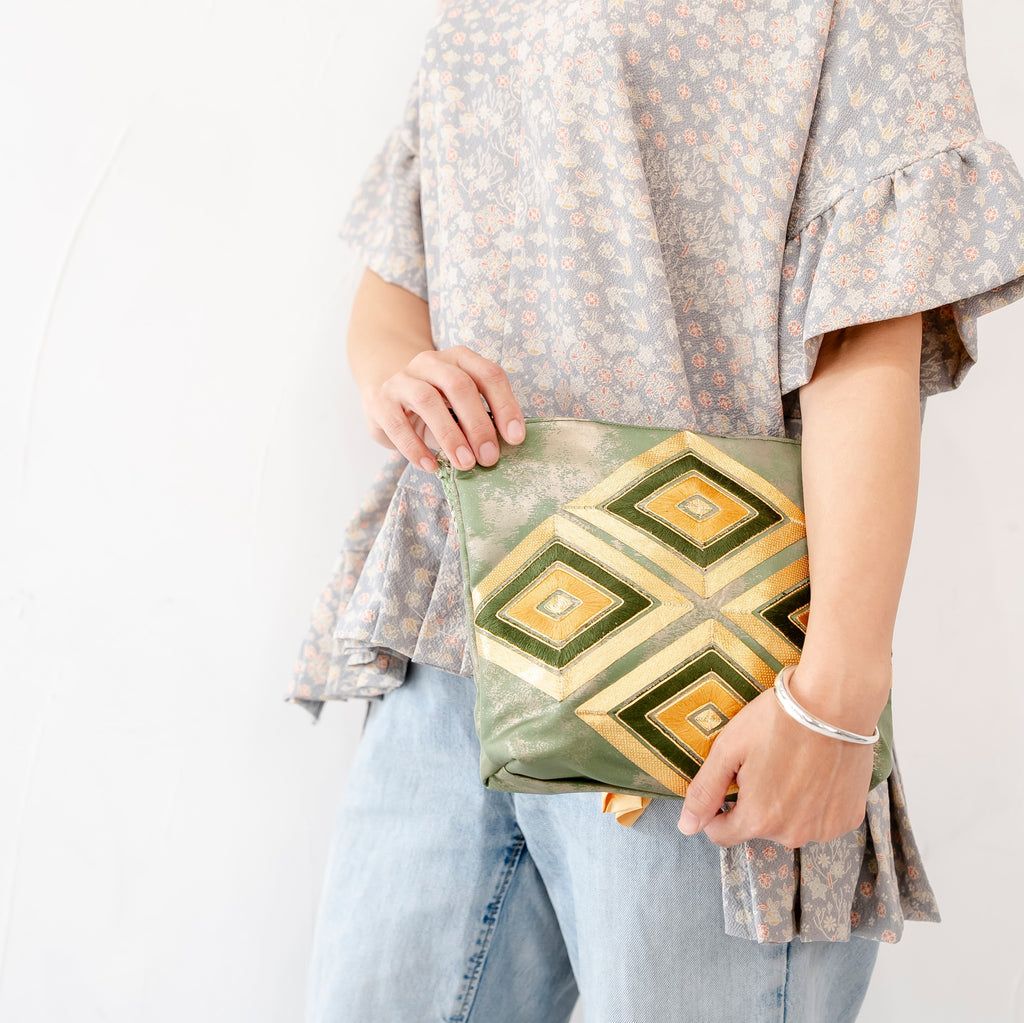 落ち着いた雰囲気のポーチ　ひし形　薄青色　K096